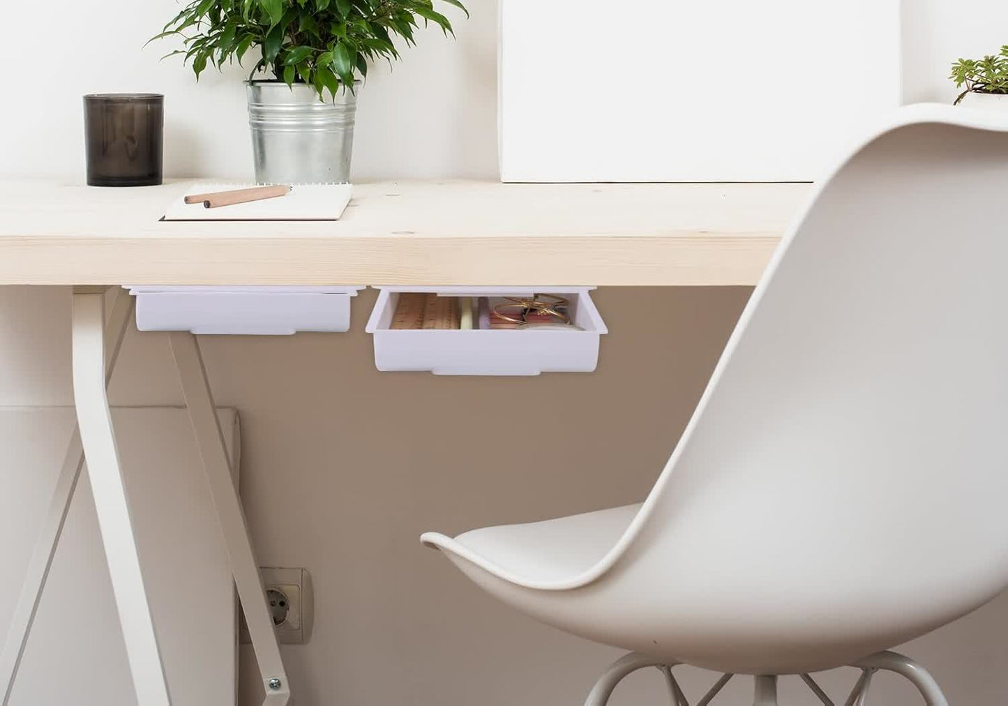 Instalado bajo el escritorio en casa