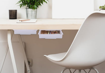 Instalado bajo el escritorio en casa