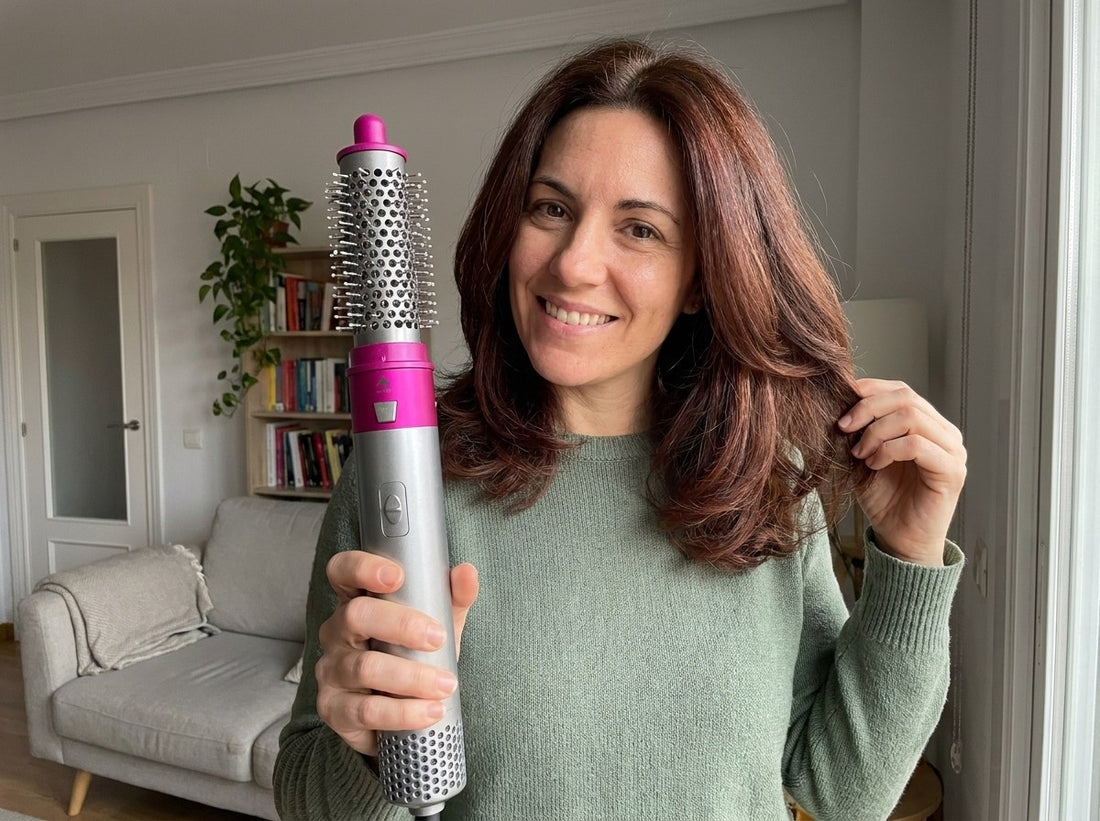 Una mujer enseña su AirStyler PRO en el salón de su casa
