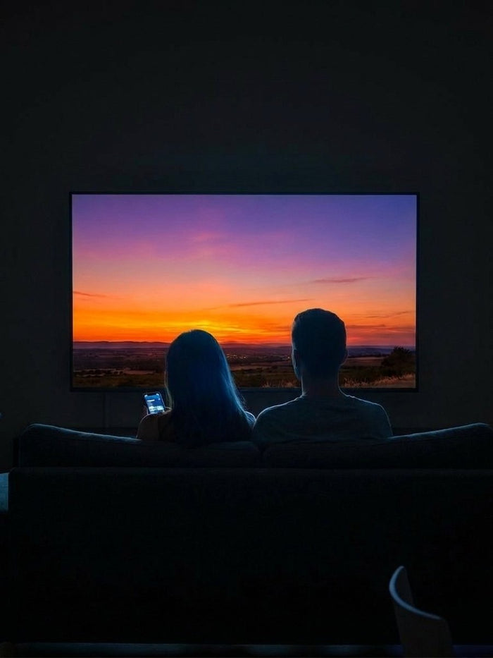 La TV in una stanza buia e piatta